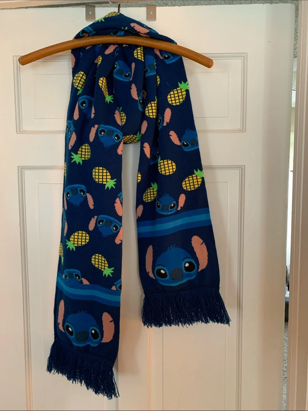 Disney Lilo & Stitch scarf In gr8 shape 👏🏻 Approximately 8” w x 90” l
